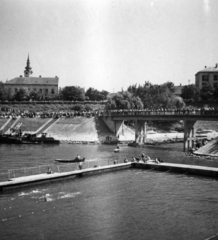 Magyarország, Baja, uszoda a Sugovicán (Kamarás-Duna) az 1982-ben felrobbantott szigeti hídnál., 1953, Barabás Sarolta, látkép, turista, folyópart, kőhíd, uszoda, Fortepan #216961