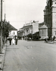 Románia,Erdély, Marosvásárhely, Rózsák tere (Piata Trandafirilor, ekkor Széchenyi tér), szemben a Forradalom utca (Strada Revoluţiei, ekkor Szent György utca), jobbra az Ortodox Székesegyház. Háttérben középen a Posta- és távirda palota., 1940, Barabás Sarolta, Fortepan #216964