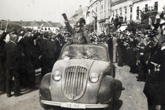 Románia,Erdély, Szatmárnémeti, Deák tér (Piata Libertatii), háttérben a Pannónia (később Dacia) hotel. A felvétel a magyar csapatok bevonulása idején készült., 1940, Barabás Sarolta, bevonulás, csendőr, napfénytető, automobil, Fortepan #216970