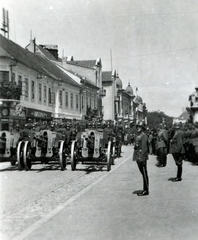 Szerbia, Zombor, Ulica kralja Petra I. a magyar csapatok bevonulása idején., 1941, Barabás Sarolta, ágyú, löveg, díszszemle, tüzérség, Fortepan #216972