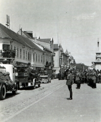 Szerbia, Zombor, Ulica kralja Petra I. a magyar csapatok bevonulása idején., 1941, Barabás Sarolta, teherautó, díszszemle, Fortepan #216975