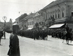 Szerbia, Zombor, Ulica kralja Petra I. a magyar csapatok bevonulása idején., 1941, Barabás Sarolta, zászló, rohamsisak, tisztelgés, gázlámpa, díszszemle, cégér, árnyékoló, Fortepan #216977