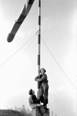 Magyarország, Hármashatárhegyi repülőtér, Budapest II., 1954, Burány István, portré, munkaköpeny, szélzsák, Budapest, Fortepan #217009