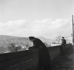 Hungary, Budapest I., Tóth Árpád sétány. Kilátás a budai hegyek felé, jobbra a Savanyúleves rondella., 1958, Kotnyek Antal, reading, newspaper, Budapest, Fortepan #21708