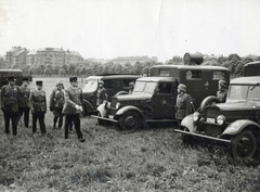 Magyarország, Budapest I., Vérmező, a katonai gyakorlótér az Attila (IV. Béla) út közelében. A Magyar Királyi Haditudósító század szemléje, a harctérre való elindulás előtt, 1942. május 23-án. Bal szélen a Feszty Árpád utca - Krisztina körút sarkán álló ház látható., 1942, Fortepan/Album058, Budapest, tiszt, Fortepan #217089