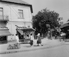 Hungary, Vác, Széchenyi utca - Görgey Artúr (Beloiannisz) utca sarok a Görgey Artúr (Beloiannisz) utca felé nézve., 1969, Kotnyek Antal, trading, sign-board, newspaper, Fortepan #21714