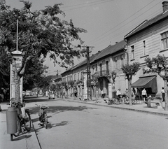 Hungary, Vác, Széchenyi utca a Görgey Artúr (Beloiannisz) utcától a Dr. Csányi László körút (Lenin út) felé nézve., 1969, Kotnyek Antal, bicycle, bicycle holder, Fortepan #21715