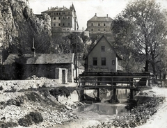 Magyarország, Veszprém, Séd patak, a Kollégium utcánál az egykori tímár-ház, fenn a Vár., 1960, Grell Bence, vár, Fortepan #217155