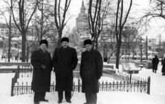 Oroszország, Moszkva, Bata István, Kovács István és Piros László politikusok. Háttérben a Komszomolszkaja téren a Leningradszkaja Hotel., 1957, Hegedüs András, dupla soros kabát, kucsma, Fortepan #217160