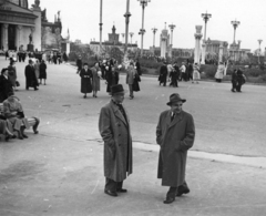 Oroszország, Moszkva, Népgazdaság Eredményeinek Kiállítása (később Összoroszországi Kiállítási Központ), szemben Ukrajna pavilonja, ettől jobbra a Központi Pavilon. Előtérben jobbra Hegedüs András politikus., 1957, Hegedüs András, politikus, Fortepan #217165