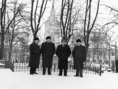 Oroszország, Moszkva, Bata István, Kovács István, Hegedüs András és Piros László politikusok. Háttérben a Komszomolszkaja téren a Leningradszkaja Hotel., 1957, Hegedüs András, csoportkép, kucsma, hó, Fortepan #217166