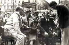 Hungary, Budapest VIII.,Budapest VII., Baross tér, háttérben a Bethlen Gábor utca torkolata. Vas Zoltán a tervhivatal vezetője, Marosán György könnyűipari miniszter és Kádár János belügyminiszter a Keleti pályaudvarra érkezett londoni olimpikonok ünnepélyes fogadtatásán., 1948, Fortepan/Album059, Budapest, tennis, hammer throw, olympic champion, banner, Fortepan #217213