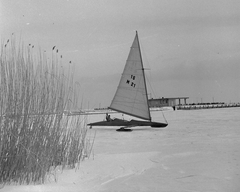 Magyarország, Balatonfüred, a befagyott Balaton a hajóállomásnál., 1956, Kotnyek Antal, Ráth Károly, vitorláshajó, vitorla, jégvitorlás, Fortepan #21724