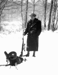 Magyarország, portré Kádár Jánosról a Magyar Szocialista Munkáspárt vezetőjéről vadászaton egy muflon kossal., 1960, Fortepan/Album059, vadászat, trófea, zsákmány, vadászfegyver, Fortepan #217256