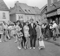 Magyarország, Szentendre, Fő (Marx) tér. A Békés testvérek: balra Békés Rita színművésznő, középen Békés Itala színművésznő, világos cipőben Békés András operarendező., 1971, Kotnyek Antal, híres ember, ajándékbolt, kézitáska, Fortepan #21733