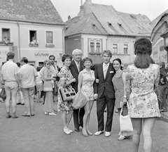 Magyarország, Szentendre, Fő (Marx) tér. A Békés testvérek: balra Békés Rita színművésznő, középen Békés Itala színművésznő, világos cipőben Békés András operarendező., 1971, Kotnyek Antal, híres ember, Fortepan #21734