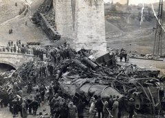 Magyarország, Biatorbágy, vasúti viadukt az 1931. szeptember 13-i merénylet után., 1931, Pakots Zsolt, gőzmozdony, járműroncs, viadukt, Best of, Fortepan #217355