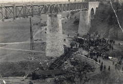 Magyarország, Biatorbágy, vasúti viadukt az 1931. szeptember 13-i merénylet után., 1931, Pakots Zsolt, vasút, járműroncs, viadukt, Fortepan #217356