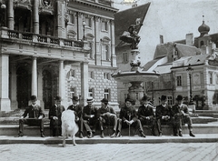 Szlovákia, Pozsony, Hviezdoslavovo námestie, Ganümédesz-kút a Városi Színház (ma Nemzeti Színház) előtt., 1910, Pohl Pálma, kutya, csoportkép, keménykalap, girardi, Bernáthegyi kutya, libasor, Fortepan #217400