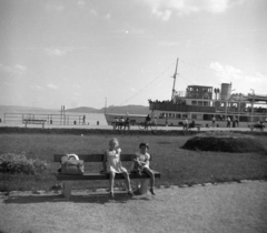 Magyarország, Balatonfüred, a felvétel a hajóállomáson készült, a Beloiannisz hajó hátterében a Tihanyi-félsziget látható., 1960, Pohl Pálma, Beloiannisz hajó, Balaton, Fortepan #217427