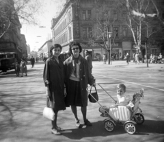 Magyarország, Szeged, Széchenyi tér, háttérben szemben a Kárász utca., 1960, Pohl Pálma, anya, babakocsi, Fortepan #217429