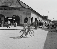 Hungary, Vác, Görgey Artúr (Beloiannisz) utca - Széchenyi utca sarok., 1968, Kotnyek Antal, trading, bicycle, sign-board, neon sign, Fortepan #21744