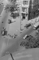 Magyarország, Budapest VI., Andrássy (Sztálin) út - Bajcsy-Zsilinszky út sarokház., 1956, Kotnyek Antal, forgalom, autóbusz, lovaskocsi, utcakép, gyalogátkelő, Ikarus-márka, fogat, Ikarus 60, automobil, földalatti, Budapest, Fortepan #21747