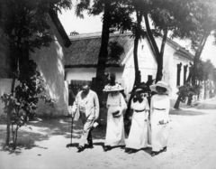 Hungary, Törökbálint, Walla József cement- és mozaikgyáros csaladtagjaival a Fő utcán sétál., 1915, Törökbálint Anno - Magyarszéky Gábor, walk, hat, women, Fortepan #217515