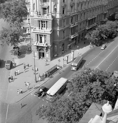 Magyarország, Budapest VI., Andrássy (Sztálin) út - Bajcsy-Zsilinszky út sarokház., 1956, Kotnyek Antal, forgalom, autóbusz, csehszlovák gyártmány, német gyártmány, kandeláber, utcakép, Skoda-márka, gyalogátkelő, Ikarus-márka, BMW-márka, hirdetőoszlop, buszmegálló, Ikarus 60, automobil, Skoda 1101/1102 Tudor, BMW 321, Ikarus 30, földalatti, Budapest, Fortepan #21752