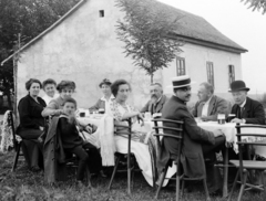 Magyarország, szemben középen Walla József cement- és mozaikgyáros, az asztal körül családtagjai ülnek., 1917, Törökbálint Anno - Magyarszéky Gábor, Fortepan #217521