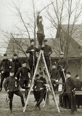 Magyarország, a Magyar Királyi budapesti 1. honvéd huszárezred katonái, a létra alatt áll Szabó Béla Leó festőművész., 1918, Törökbálint Anno - Magyarszéky Gábor, Best of, létra, létrán ülés, Fortepan #217546