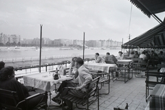 Magyarország, Margitsziget, Budapest, szemben az Újpest rakpart és a Szent István park., 1956, Kotnyek Antal, vendéglátás, hajó, életkép, terasz, csónakház, retikül, folyó, Fortepan #21758