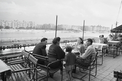 Magyarország, Margitsziget, Budapest, szemben az Újpest rakpart és a Szent István park., 1956, Kotnyek Antal, vendéglátás, hajó, életkép, terasz, csónakház, kerti bútor, folyó, Fortepan #21759