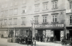 Ausztria, Bécs, Wildpretmarkt 3. A felvétel 1898 előtt készült., 1900, Csuthy András, plakát, üzlet, utcakép, kézikocsi, gázlámpa, köszörűs, raktár, bolt, bélletes kapuzat, vándorköszörűs, vándoriparos, Fortepan #217591