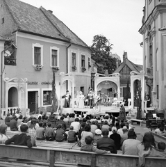 Magyarország, Szentendre, Fő (Marx) tér, a nyári Szentendrei Teátrum előadásán Paisiello: Botcsinálta hölgyek című darabja., 1971, Kotnyek Antal, utcakép, színpad, nézőtér, Fortepan #21761