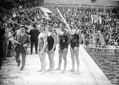 Franciaország, Párizs, avenue Gambetta 148., Les Tourelles uszoda. Henri De Pauw (Belgium), Aerschot, Louis Van Parys (Belgium), Bárány István úszók., 1927, Francia Nemzeti Könyvtár, uszoda, úszóverseny, fürdőruha, úszó, Fortepan #217619