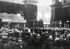 Hungary, Budapest VIII., Gömbös Gyula koporsója a Keleti pályaudvar érkezési csarnokában felállított ravatalon. A nemzeti zászlóval letakart koporsó mellett a kormány tagjai és a külföldi diplomaták állnak., 1936, Francia Nemzeti Könyvtár, Budapest, funeral, politician, catafalque, prime minister, Fortepan #217622