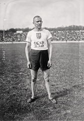 Franciaország, Párizs, Pershing stadion, Fixl Lajos 400 m-es futó., 1923, Francia Nemzeti Könyvtár, stadion, atlétika, verseny, sport mez, címer, Kossuth címer, Fortepan #217623