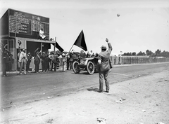 France, Voie de la Liberté, a győztes Szisz Ferenc célba érkezése a Francia Autóklub Nagydíján (Grand Prix de l'ACF)., 1906, Francia Nemzeti Könyvtár, car race, armband, scoreboard, hat in hand, Renault-brand, Fortepan #217624