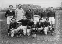 Franciaország, Saint-Ouen-sur-Seine, Stade de Paris (később Stade Bauer), a Red Star és az Olympique de Paris közös csapata az UTE elleni mérkőzés alkalmával., 1923, Francia Nemzeti Könyvtár, labdarúgás, futballcsapat, futballpálya, Fortepan #217629