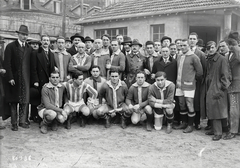 France, Stade de Paris (később Stade Bauer), az UTE csapata a Red Star és az Olympique de Paris közös csapata elleni mérkőzés alkalmával., 1923, Francia Nemzeti Könyvtár, men, tableau, soccer team, Fortepan #217630