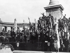 Hungary, Budapest XIV., Hősök tere, az Országos Frontharcos Szövetség IV. Országos Találkozója. A Millenniumi emlékmű előtti emelvényen balra az előtérben Gömbös Gyula miniszterelnök, Horthy Miklósné, Takách-Tolvay József nyugállományú altábornagy, a szövetség elnöke., 1932, Francia Nemzeti Könyvtár, Budapest, Fortepan #217637