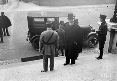 Franciaország, Párizs, quai d'Orsay 37., a felvétel a francia külügyminisztérium épülete előtt készült, gróf Apponyi Albert, a magyar delegáció vezetőjének érkezése a békekonferenciára január 15-én., 1920, Francia Nemzeti Könyvtár, automobil, politikus, egyenruha, sofőr, Fortepan #217639