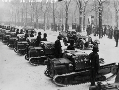 Austria, Vienna, Ring. Horthy Miklós kormányzó Wilhelm Miklas osztrák szövetségi elnökkel nyitott gépkocsin vonult el a tiszteletére rendezett katonai díszszemlén., 1936, Francia Nemzeti Könyvtár, winter, snow, tank, Ansaldo-brand, Fortepan #217640