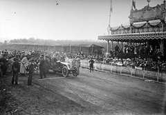 Franciaország, Soulitré, Voie de la Liberté, a későbbi győztes Szisz Ferenc Renault AK-ja a Francia Autóklub Nagydíjának (Grand Prix de l'ACF) rajtján., 1906, Francia Nemzeti Könyvtár, autóverseny, tribün, Renault-márka, francia gyártmány, versenyautó, Fortepan #217648