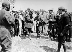 France, a Francia Autóklub Nagydíján (Grand Prix de l'ACF) győztes Szisz Ferenc és a harmadik helyezett Albert Clément kézfogása a verseny után., 1906, Francia Nemzeti Könyvtár, leather jacket, handshake, car race, Fortepan #217650