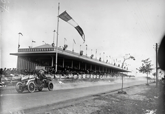 France, Szisz Ferenc Renault AK-ja a Francia Autóklub Nagydíján (Grand Prix de l'ACF)., 1907, Francia Nemzeti Könyvtár, flag, car race, grandstand, Renault-brand, Fortepan #217651