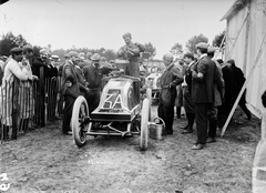 France, a Francia Autóklub Nagydíjának (Grand Prix de l'ACF) későbbi győztese Szisz Ferenc Renault AK típusú versenyautójával., 1906, Francia Nemzeti Könyvtár, car race, can, armband, fueling, cone, Renault-brand, Fortepan #217652