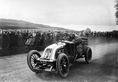 France, Seine-Maritime megye, Szisz Ferenc Renault AK típusú versenyautója a Francia Autóklub Nagydíján (Grand Prix de l'ACF) az Eu-i viaduktnál, 1907. július 2-án., 1907, Francia Nemzeti Könyvtár, Renault-brand, French brand, Fortepan #217657