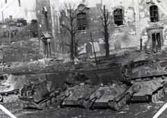 Magyarország, Tabán, Budapest I., a romos Szent Demeter szerb templom, előtérben elhagyott német harcjárművek., 1945, Vörös Hadsereg, járműroncs, harcjármű, Sd. Kfz. 124 Wespe, Budapest, Sonderkraftfahrzeug 165, Jagdpanzer 38(t), Sd.Kfz 138/2 Hetzer, Sonderkraftfahrzeug 138 Marder, Fortepan #217678